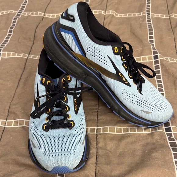 Brooks Shoes - Brooks Ghost 15 Athletic Shoes in Light Blue and Black